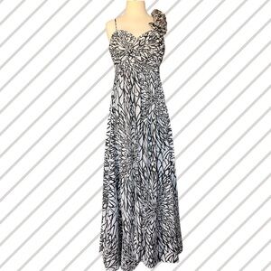 👗 Betsy&Adam Black & White Bold Floral Maxi w/ Single Shoulder Decorative Ruffle